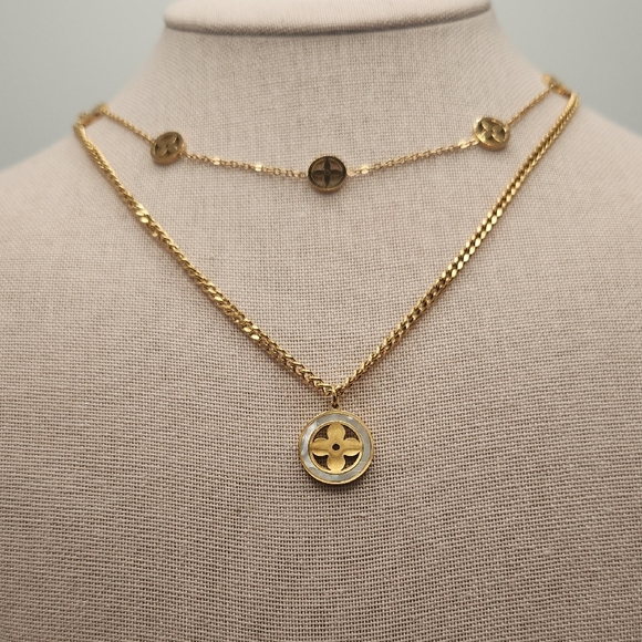 Elegant Gold Pendant Necklace